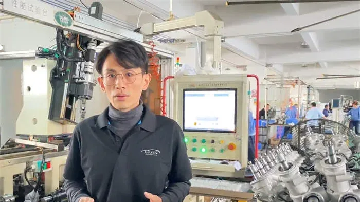 Manager Daniel presenting at steering rack test bench